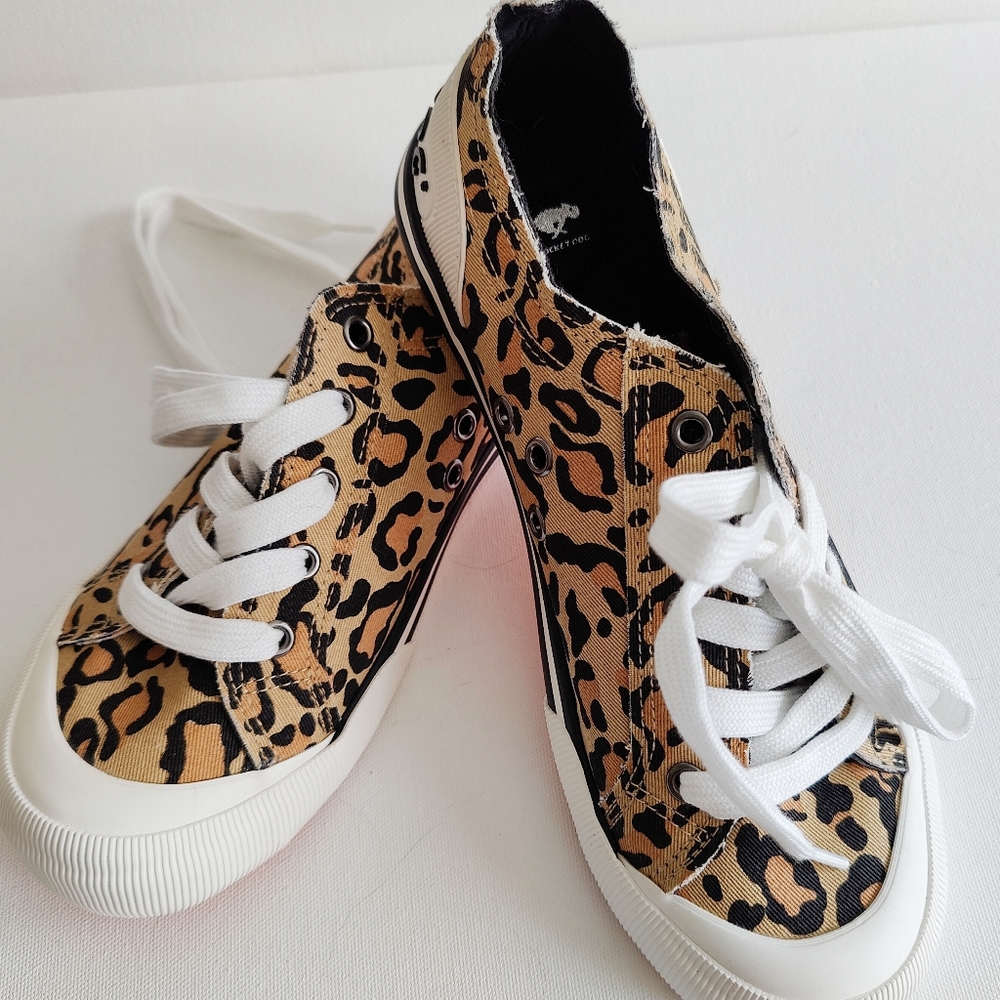 Leopard print canvas sneakers 🐆